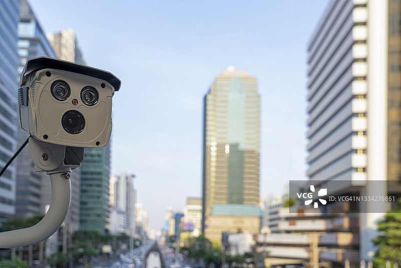 桥上的旧监控摄像头图片素材