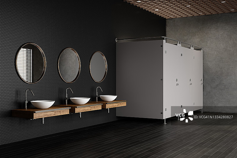 配有厕所、镜子和白色水槽的豪华公共洗手间侧面照图片素材