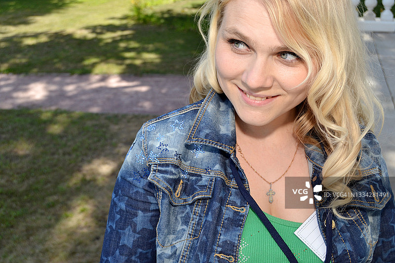 一个年轻女人的肖像。图片素材