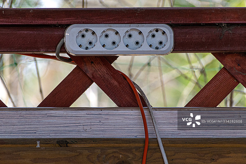 街道凉亭里的电源插座图片素材