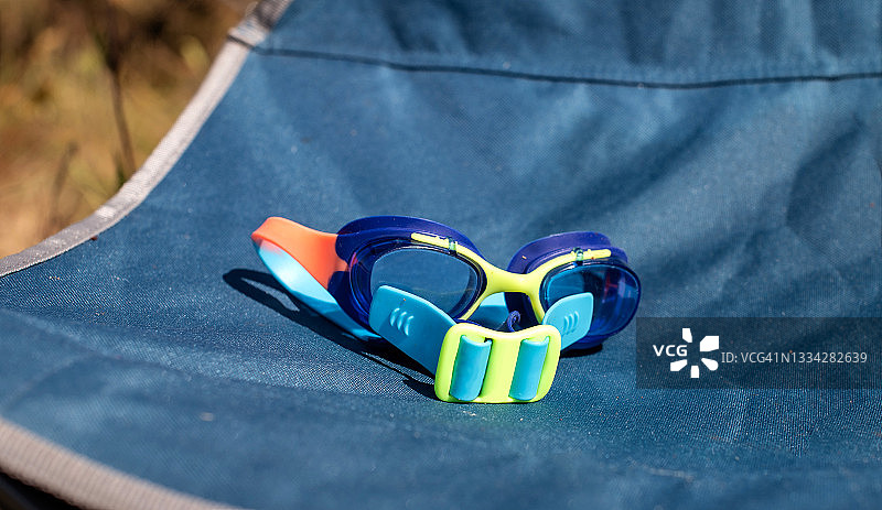 鲜艳的游泳镜特写照片图片素材