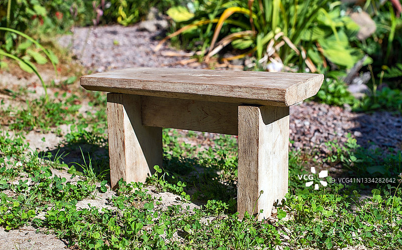 草地背景上的自制木制长凳图片素材