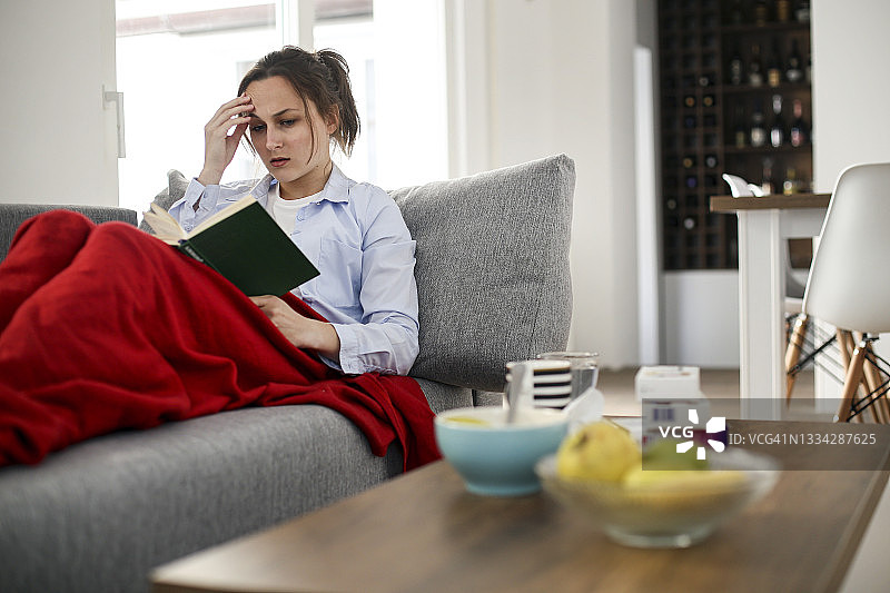 生病在家图片素材