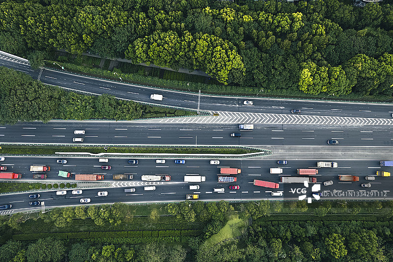 多车道公路交通堵塞图片素材