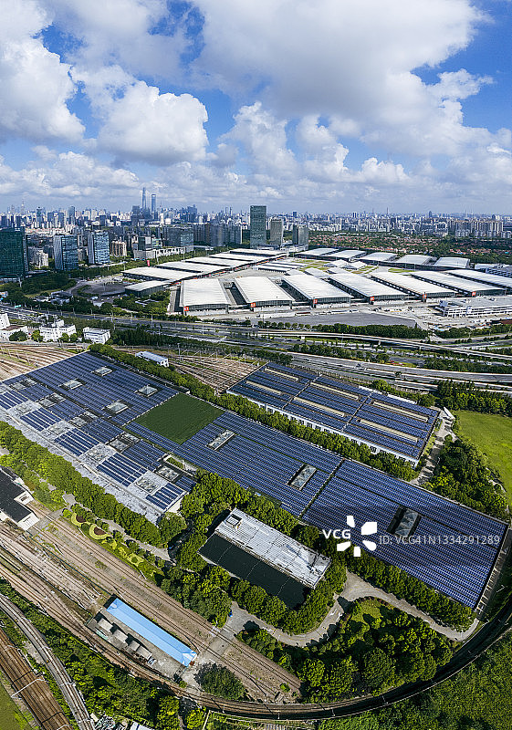 上海屋顶太阳能系统：地铁站楼顶的太阳能板（航拍视角）图片素材