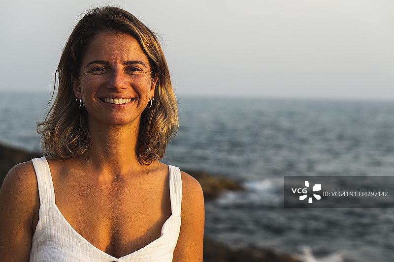 年轻白人女性看向镜头图片素材