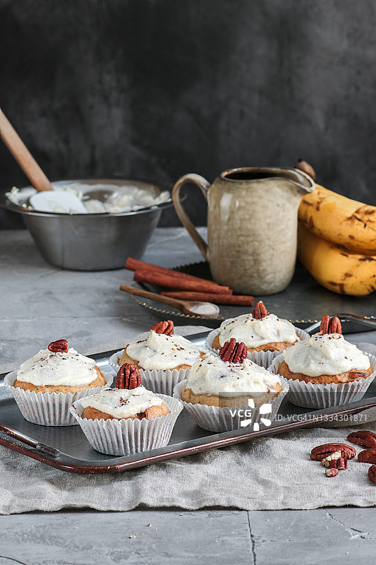 自制奶油奶酪糖霜香蕉纸杯蛋糕图片素材