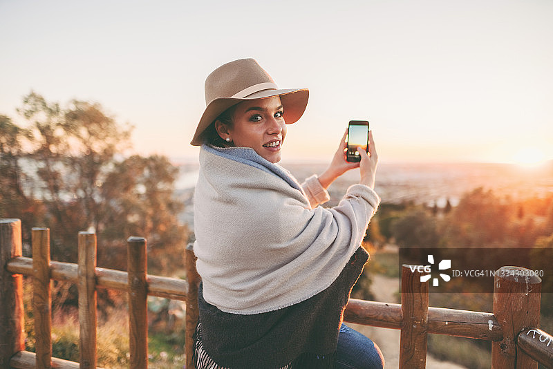 在巴塞罗那蒙特惠奇山的女孩图片素材