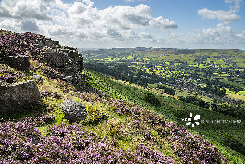 英国德比郡峰区，班福德边缘的古老废弃磨石图片素材