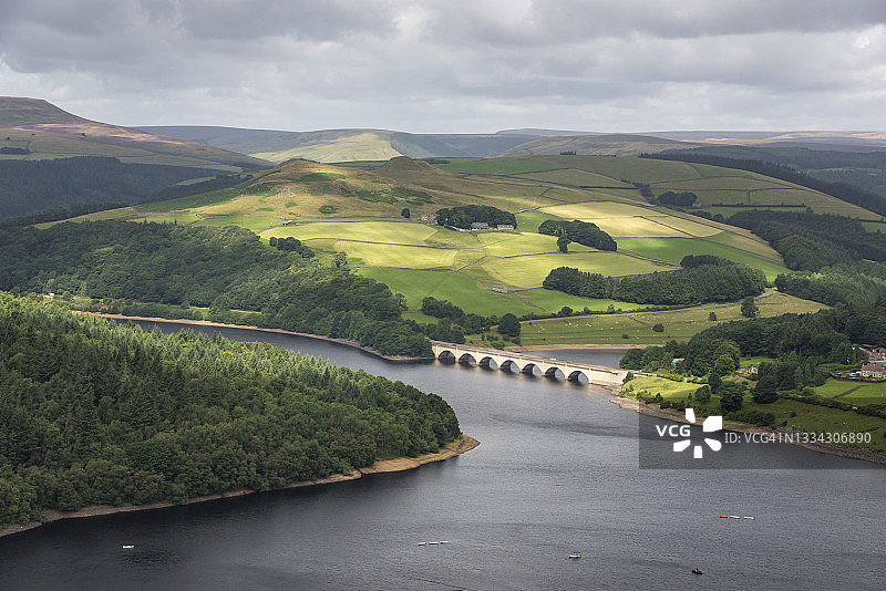 阿肖普顿高架桥和莱迪鲍尔水库，峰区，德比郡，英格兰图片素材