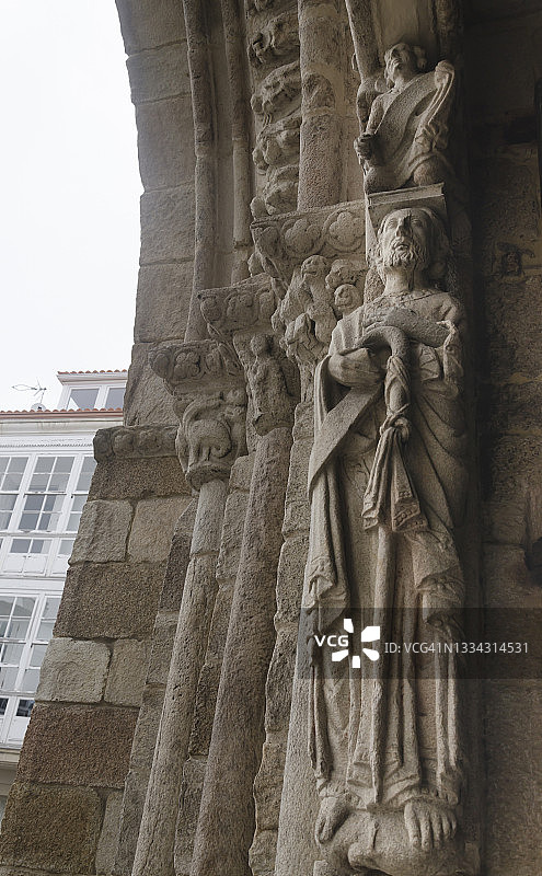 圣地亚哥教堂主入口门框上的使徒圣地亚哥雕塑，西班牙加利西亚图片素材
