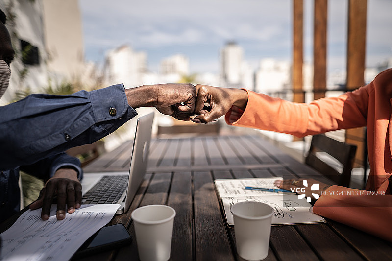 商务会议期间两人击拳庆祝图片素材