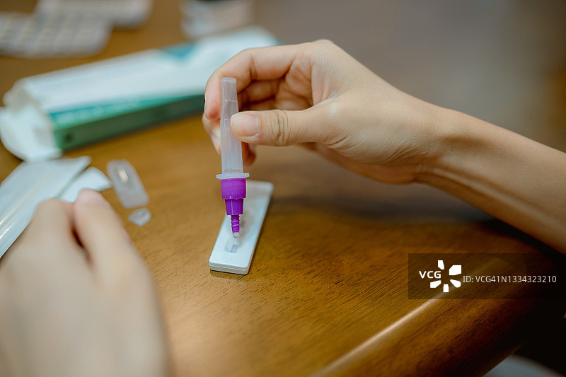 女人将液体滴在自测条上图片素材