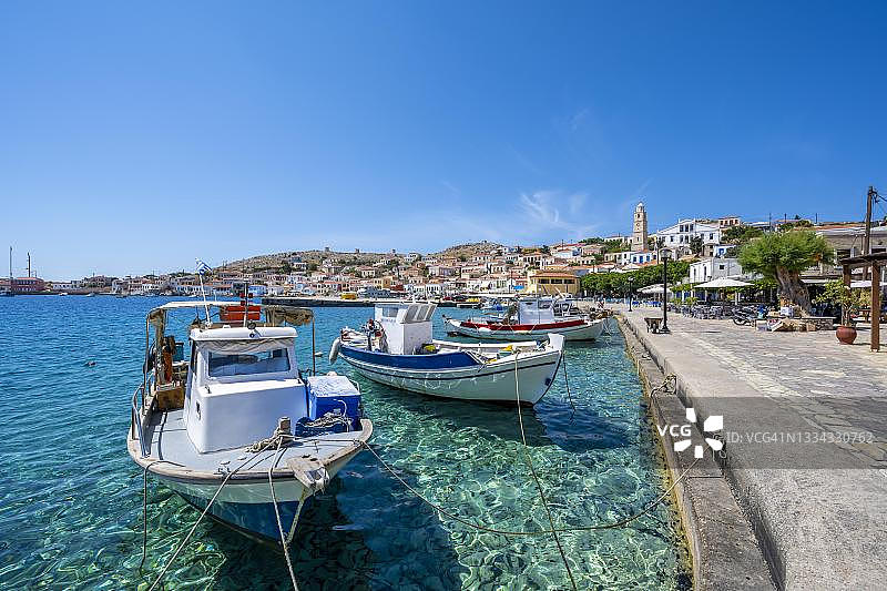 希腊哈尔基岛港口的渔船和碧绿的海水图片素材