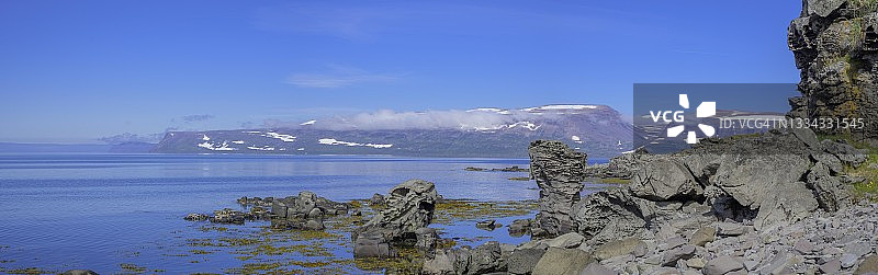 西峡湾海岸线上奇异的岩层，冰岛图片素材