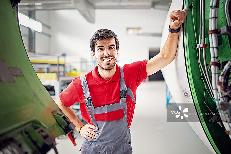 飞机机械师在机库修理发动机的画像图片素材