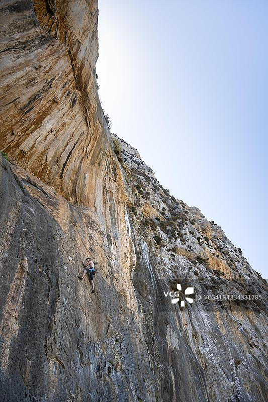 希腊卡林诺斯岛：在岩壁上进行先锋攀岩和运动攀岩图片素材