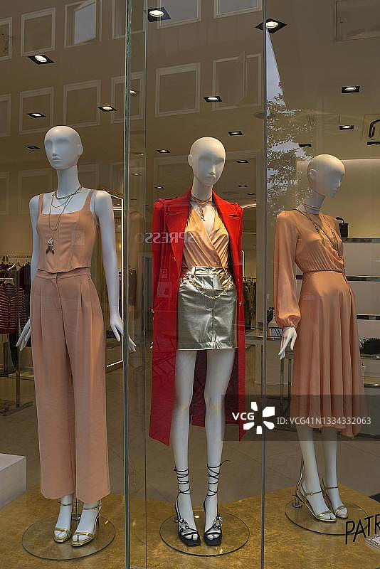 德国巴伐利亚一家时装店里穿着时尚的模特图片素材