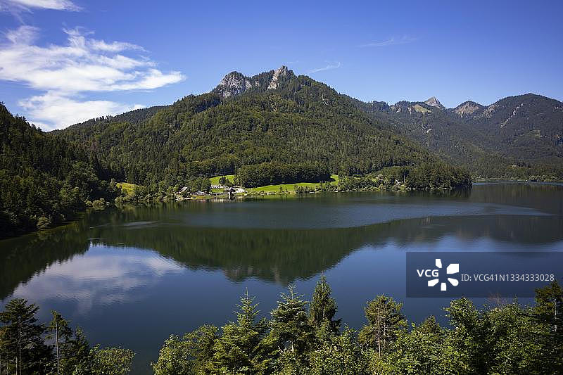 山间湖泊,位于圣沃尔夫冈附近的沙夫贝格山脉中的施瓦岑塞,萨尔茨卡默古特,上奥地利州,奥地利图片素材