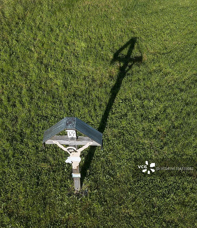 无人机拍摄：奥地利上奥地利州帕蒂厄姆附近的十字路口图片素材