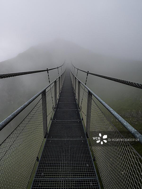 奥地利巴德加斯坦施图伯科格尔雾中的悬索桥图片素材