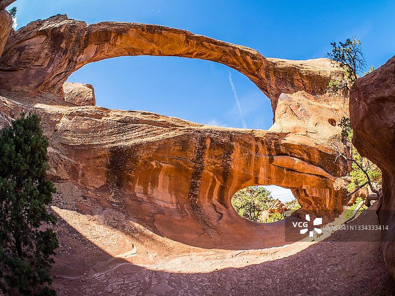 double O拱门：美国犹他州拱门国家公园魔鬼花园小径岩石拱门图片素材