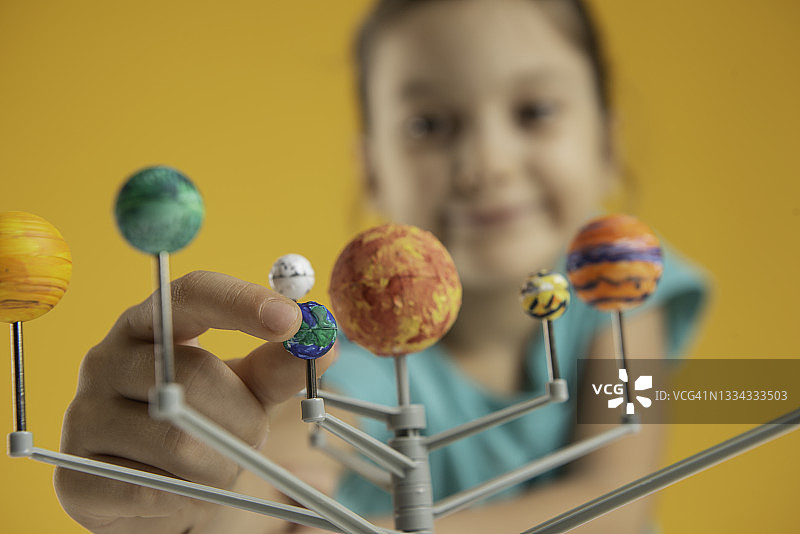 与太阳系相关的女孩图片素材