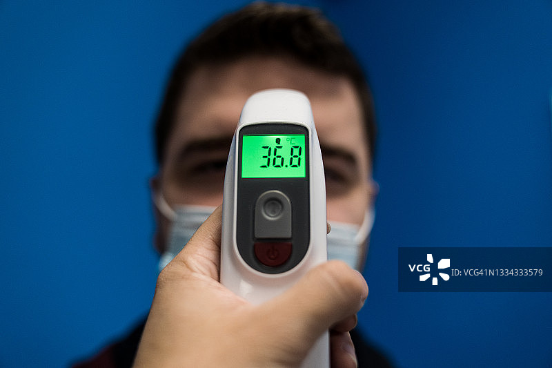 白人男子进行体温检查。图片素材