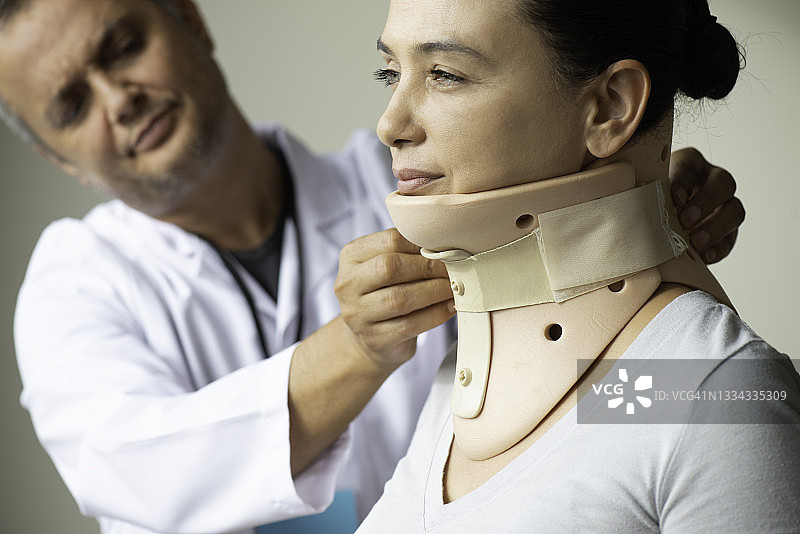 戴着颈托的女人图片素材