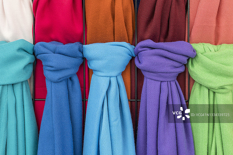 商店里的彩色围巾图片素材