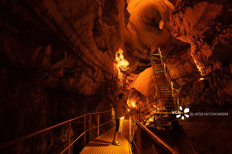 在科尼亚的蒂纳兹特佩探索洞穴的男孩图片素材