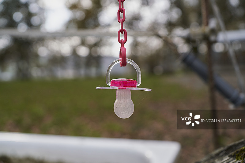 粉色奶嘴乡村背景特写图片素材