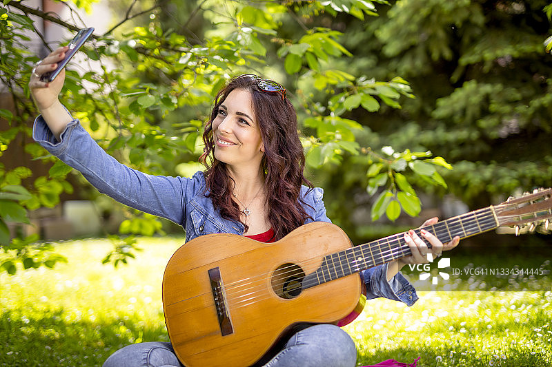 学生吉他课程图片素材