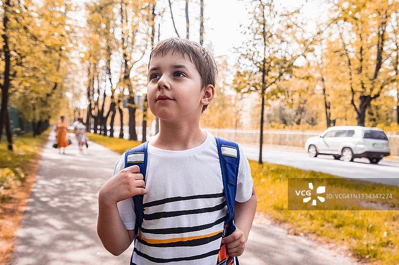 返校季：背着背包的男学生图片素材