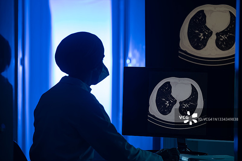 放射科医生在放射科诊所检查患者的胸部CT图像图片素材