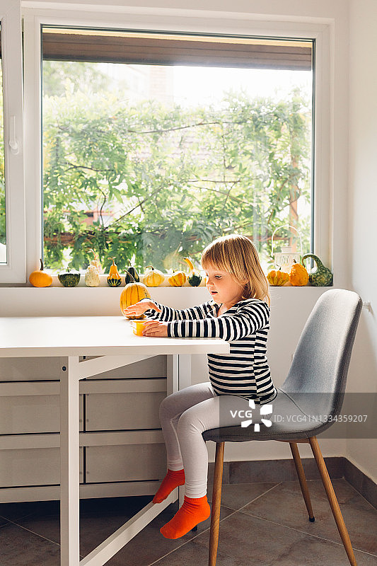 小女孩肖像图片素材