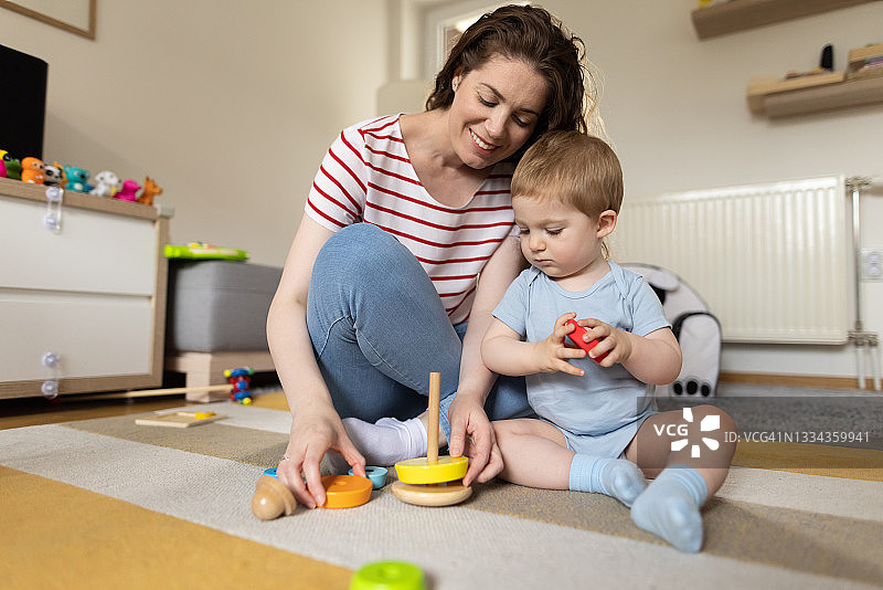 母亲在家和可爱的儿子玩耍图片素材