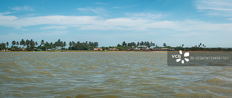 自然保护区旁的村庄全景图片素材