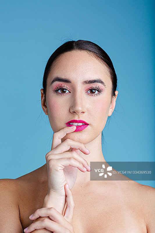 粉色妆容美丽女人图片素材