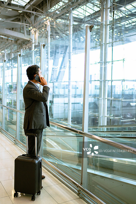 在机场使用手机的商人图片素材