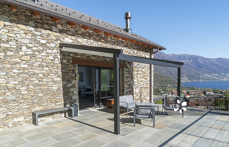 山坡上翻新的石头房子图片素材