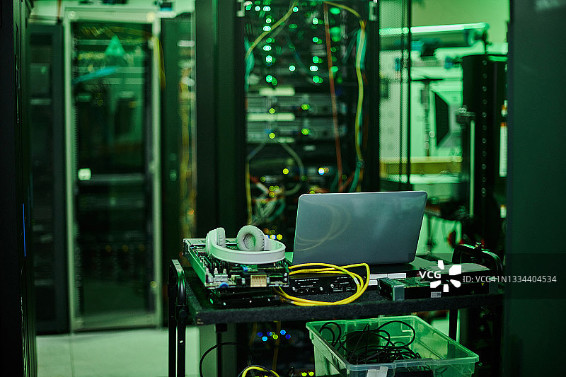 办公室夜晚的服务器机房照片图片素材