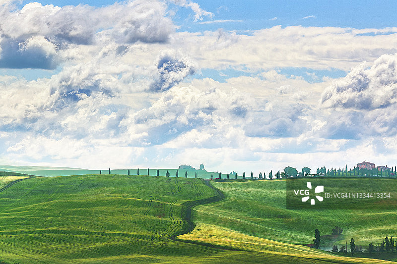 意大利托斯卡纳的绿色山丘图片素材