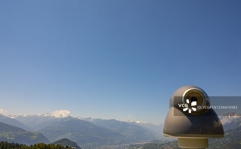 克朗蒙塔纳晴朗夏日山谷望远镜图片素材