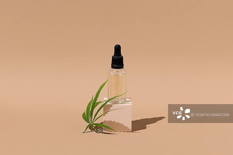 CBD油、四氢大麻酚酊剂和大麻叶瓶图片素材