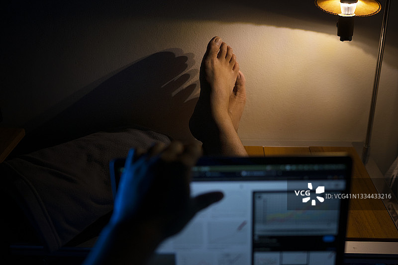 木桌上带空白屏幕笔记本电脑的彩色背景特写图片素材