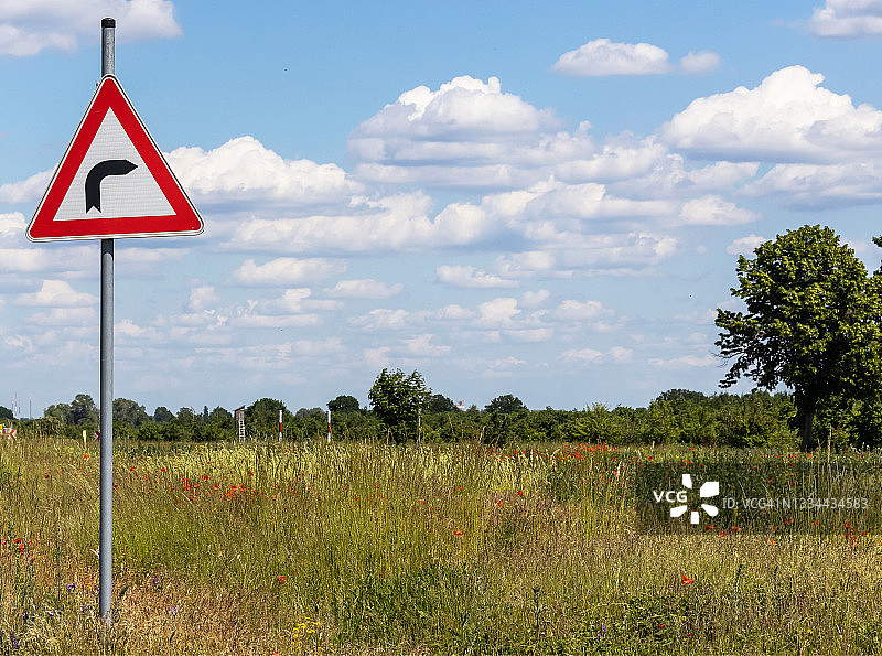 草地上的街道标志牌图片素材