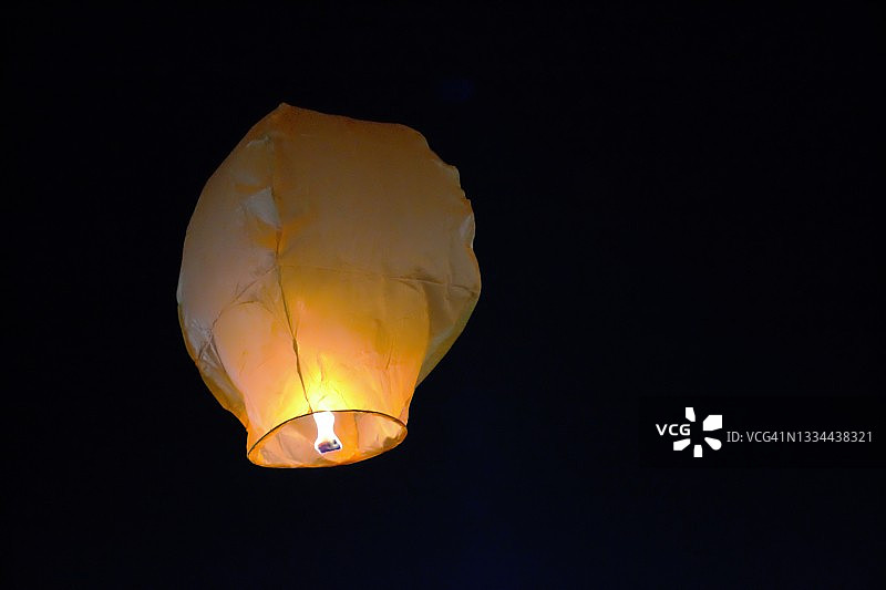 一只孔明灯在夜空中漂浮图片素材