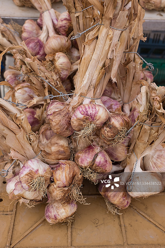 带茎的大蒜，阿维尼翁市场图片素材