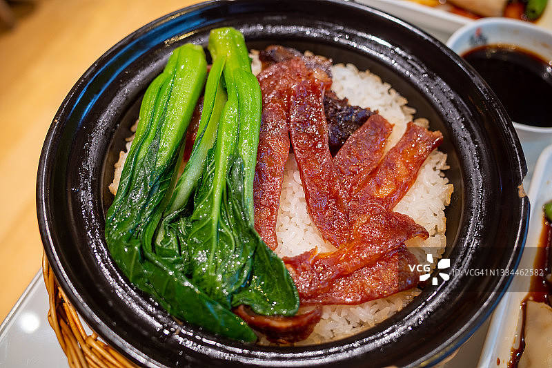 砂锅米饭配腊肉和香肠图片素材